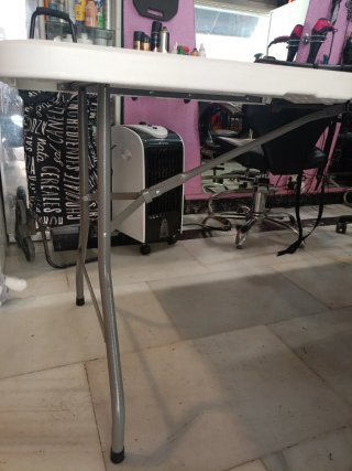 Mesa plegable blanca y gris