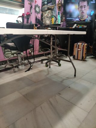 Mesa plegable blanca y gris
