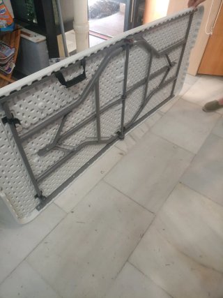 Mesa plegable blanca y gris