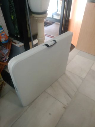 Mesa plegable blanca y gris