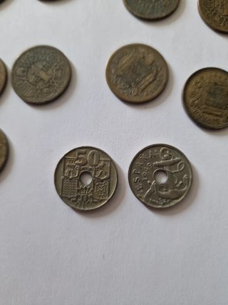 44 Monedas 1 Pts 1944 y 2 de 50 Ctm 1949. 4€ todas