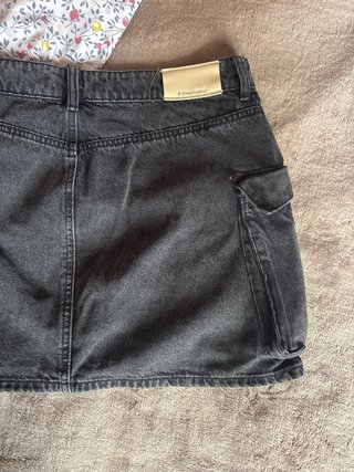 Falda Stradivarius gris con bolsillos