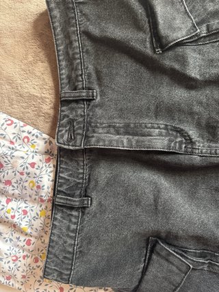 Falda Stradivarius gris con bolsillos