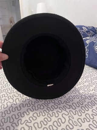 Sombrero negro de fieltro