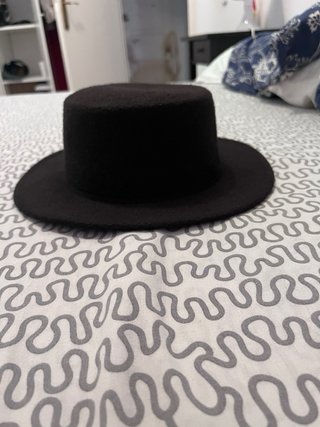 Sombrero negro de fieltro