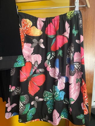 Conjunto 2 piezas: top negro y falda mariposas