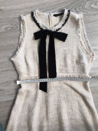 Vestido tweed beige lazo negro