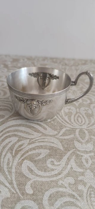 Taza y platillo metal plateado original Meneses.