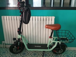 Patinete eléctrico con cesta y asiento