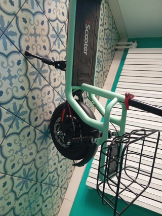 Patinete eléctrico con cesta y asiento