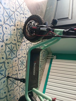 Patinete eléctrico con cesta y asiento