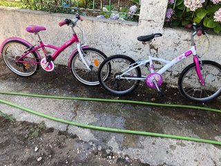 Bicicleta infantil rosa y blanca