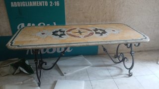 Tavolo in marmo con base in ferro e 4 sedie