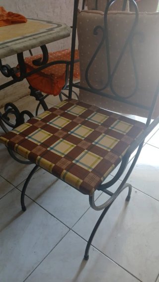 Tavolo in marmo con base in ferro e 4 sedie