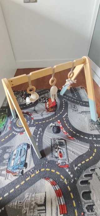 Parque infantil de madera con juguetes