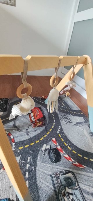Parque infantil de madera con juguetes