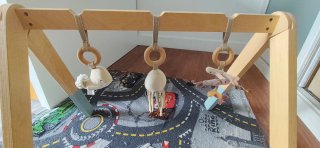 Parque infantil de madera con juguetes