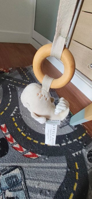 Parque infantil de madera con juguetes
