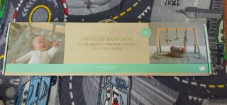 Parque infantil de madera con juguetes