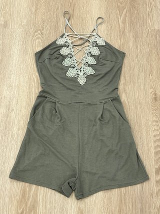 Mono corto boho encaje verde XS/S