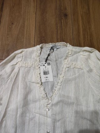 Blusa Scalpers blanca con volantes