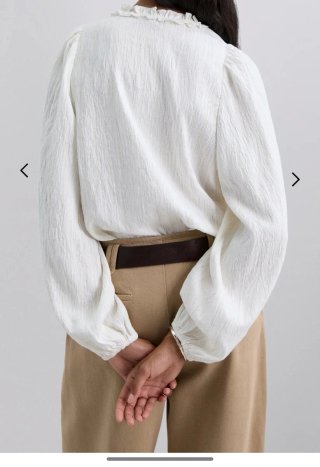 Blusa Scalpers blanca con volantes