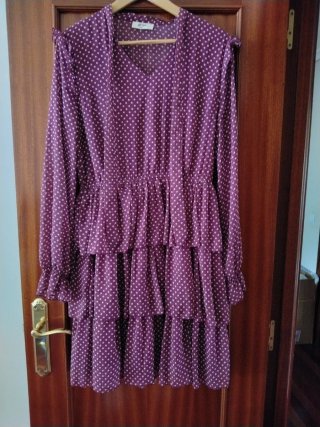 Vestido grabate  con lunares blancos.