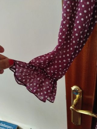 Vestido grabate  con lunares blancos.
