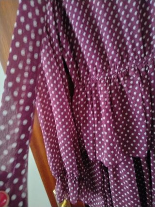 Vestido grabate  con lunares blancos.