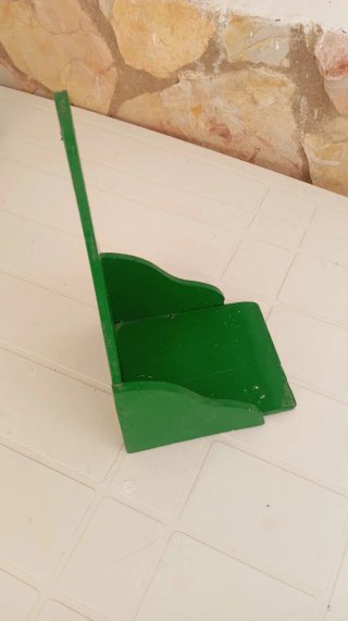 Recogedor antiguo verde