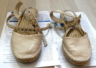 Sandalias beige con tachuelas