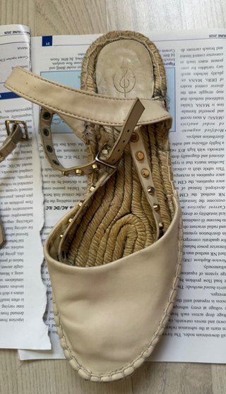 Sandalias beige con tachuelas