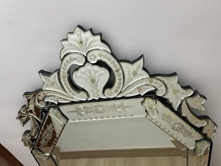 Antico Specchio Veneziano con Decorazione a Intaglio