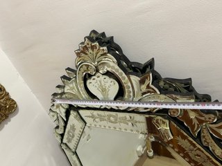Antico Specchio Veneziano con Decorazione a Intaglio