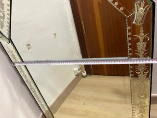 Antico Specchio Veneziano con Decorazione a Intaglio
