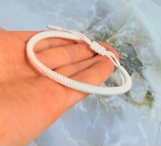 Pulsera de hilo blanco ajustable