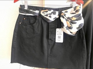 Falda negra Stradivarius y top H&M