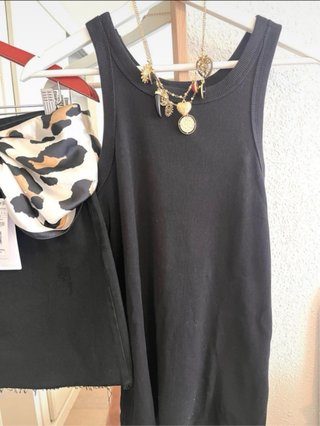 Falda negra Stradivarius y top H&M