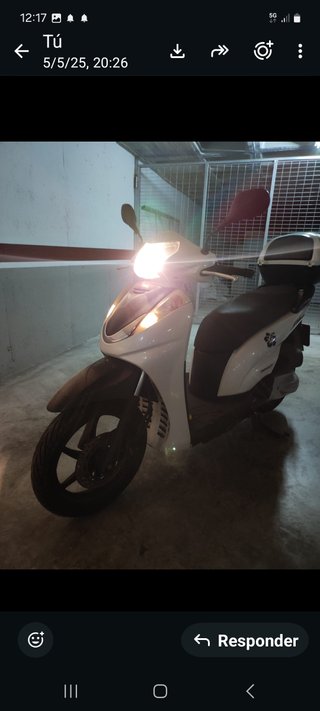 Honda 300cc Scooter blanca