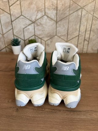 New Balance 9060 Verde y Beige