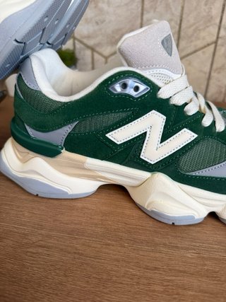 New Balance 9060 Verde y Beige