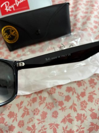 Occhiali da sole neri nuovi Ray-Ban Wayfarer
