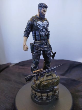 Figura Punisher con fucile e base teschi
