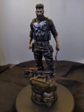 Figura Punisher con fucile e base teschi