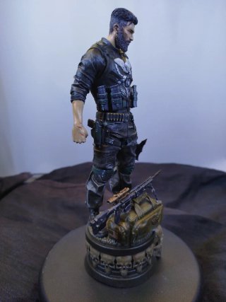 Figura Punisher con fucile e base teschi