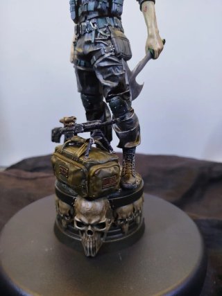 Figura Punisher con fucile e base teschi