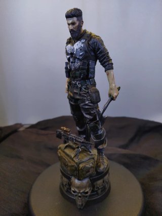 Figura Punisher con fucile e base teschi