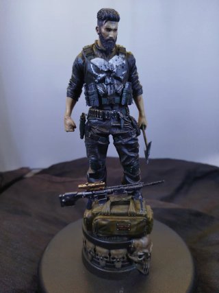 Figura Punisher con fucile e base teschi