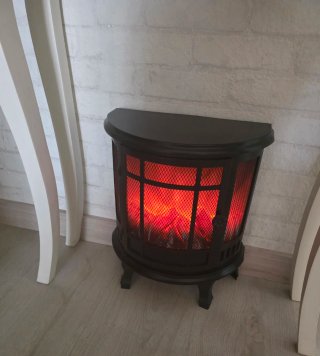 Chimenea decorativa negra y roja