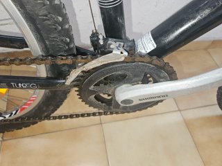 Bicicleta infantil negra y roja